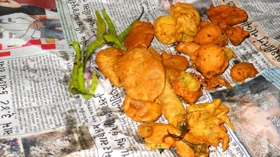 FSSAI: अखबार में लपेटकर खाना देने पर बैन